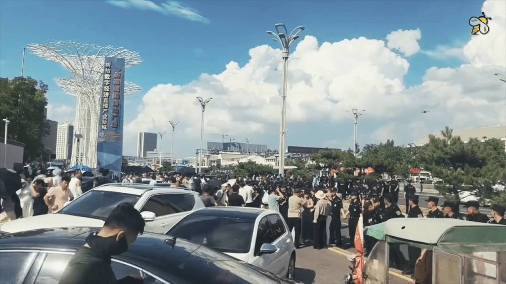 網傳上千投資者臨沂樹拍示威,爆警民衝突。 網傳上千投資者臨沂樹拍示威,爆警民衝突。