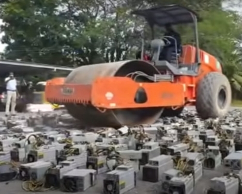 馬來西亞警方以壓機輾毀充公而來的虛擬貨幣「挖礦電腦」(影片截圖)