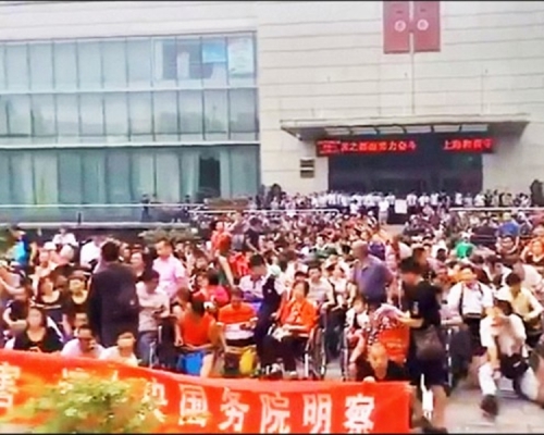 周一有逾萬名善心匯的會員聚集北京請願。資料圖片