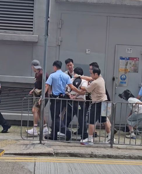 被捕的內地男子由警員帶上警車。fb「George Chan」影片截圖
