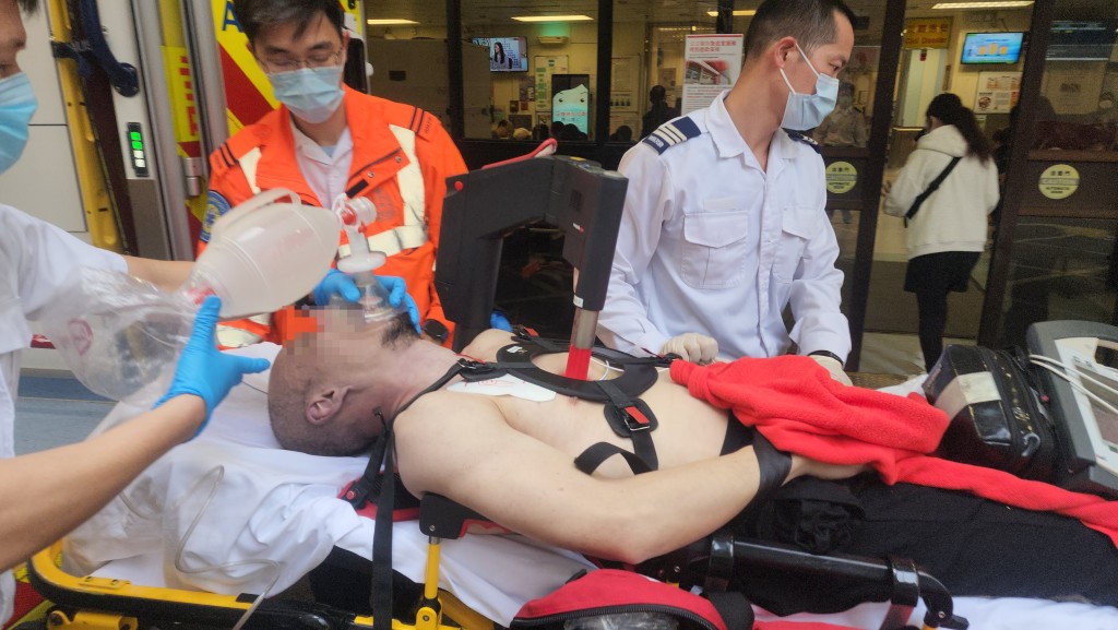 男子昏迷送往仁濟醫院搶救。