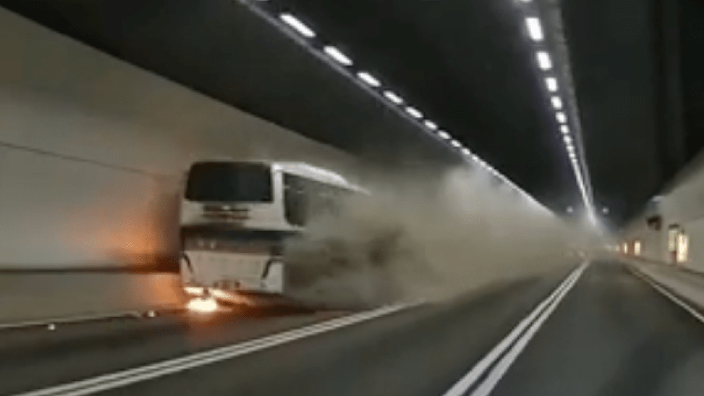 南灣隧道有旅遊巴起火。（YouTube車Cam特警片段截圖）