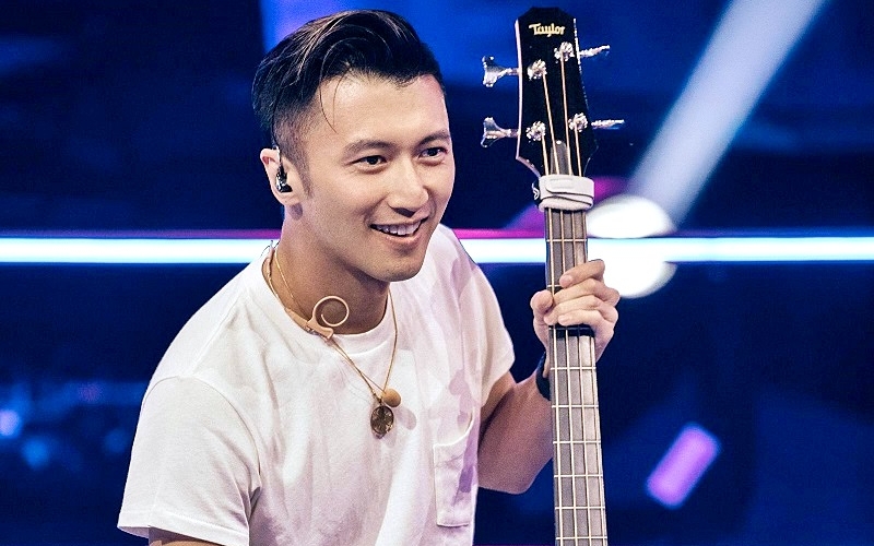 謝霆鋒為學員伴奏。