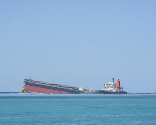 日籍貨船在毛里求斯擱淺。AP圖