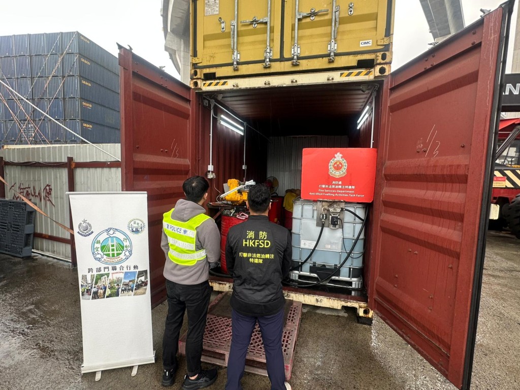 警方聯同消防處共檢獲約2.1萬公升懷疑柴油，市值約59萬元。