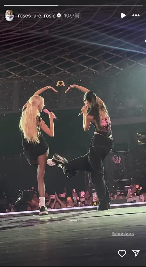 Rosé與Jennie大擺心心甫士。 Rosé與Jennie大擺心心甫士。