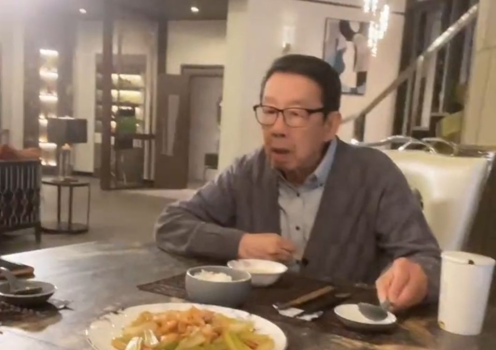 胡楓拍夜戲攰到冇晒表情。