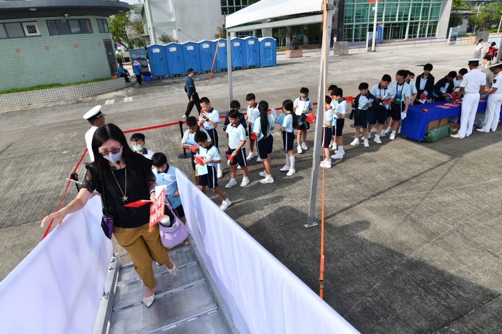軍艦今日下午率先開放予中小學生參觀。