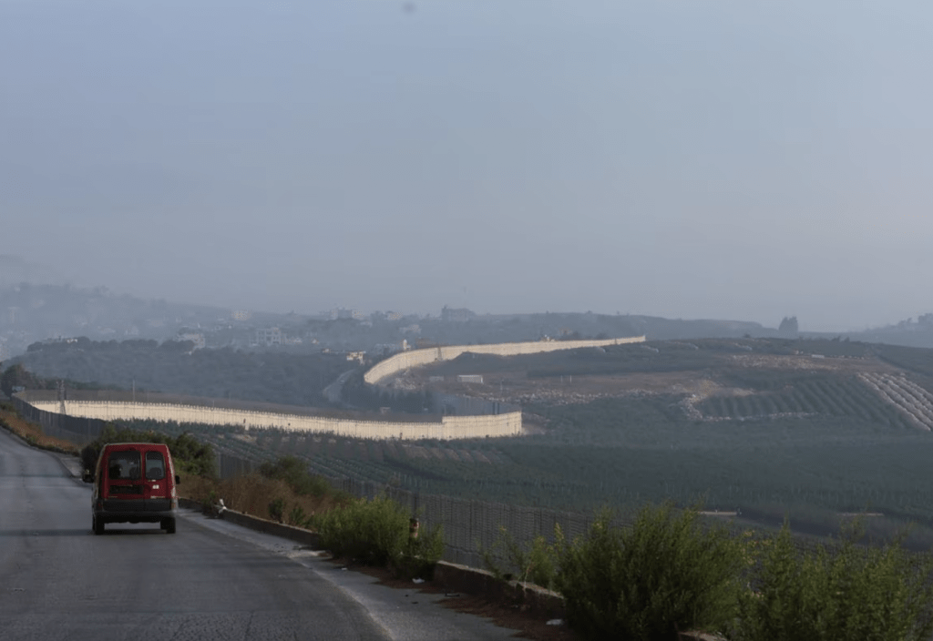 2023 年 10 月 8 日，一輛汽車在黎巴嫩南部與以色列邊境附近的卡法基拉村行駛。路透社