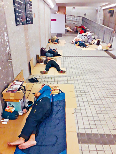 ■受疫情影響,在尖沙嘴文化中心附近行人隧道露宿的無家者近期增多。