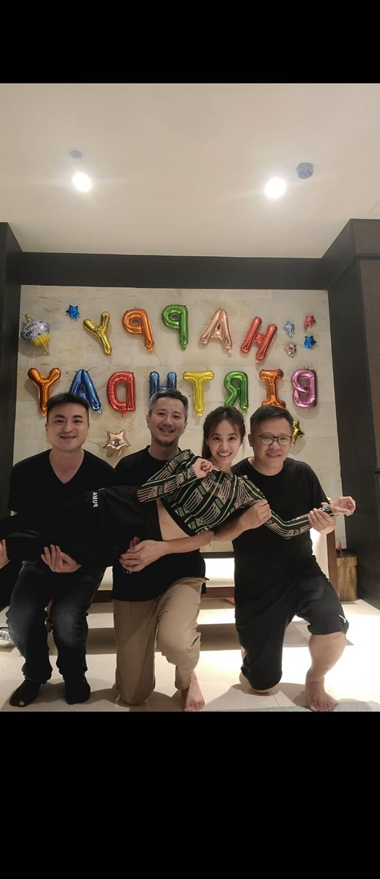 親友協助Jolin做出完美姿勢拍照。