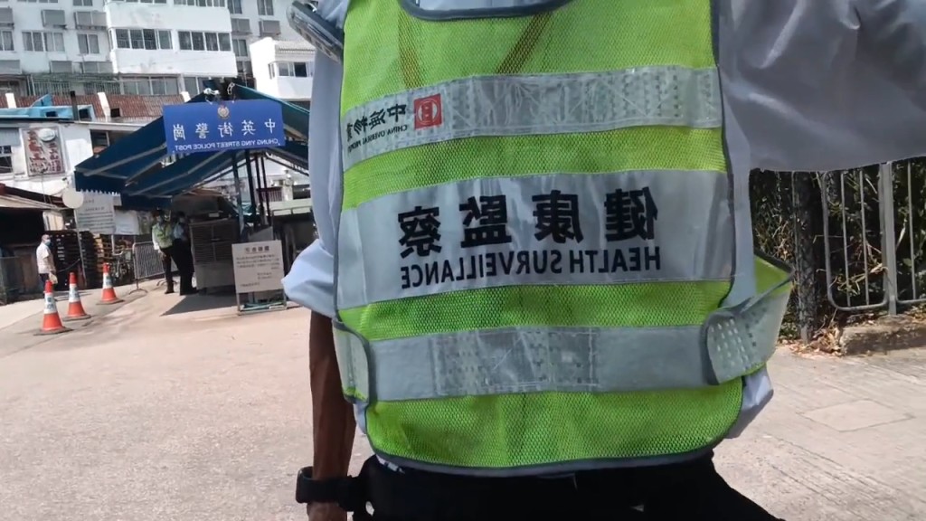 他展示現在沙頭角中英街的情況，指自己代表香港衛生署檢查體溫等。