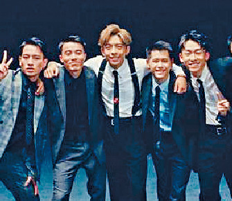 ■Edan与一众男舞蹈员打呔上阵。
