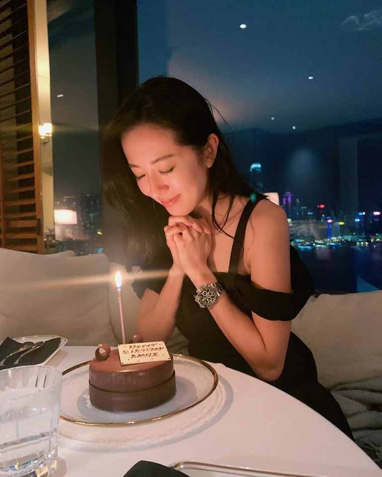 唐詩詠生日當日,亦在instagram上載穿上黑色吊帶裙,對着蛋糕許願的照片。唐詩詠ig