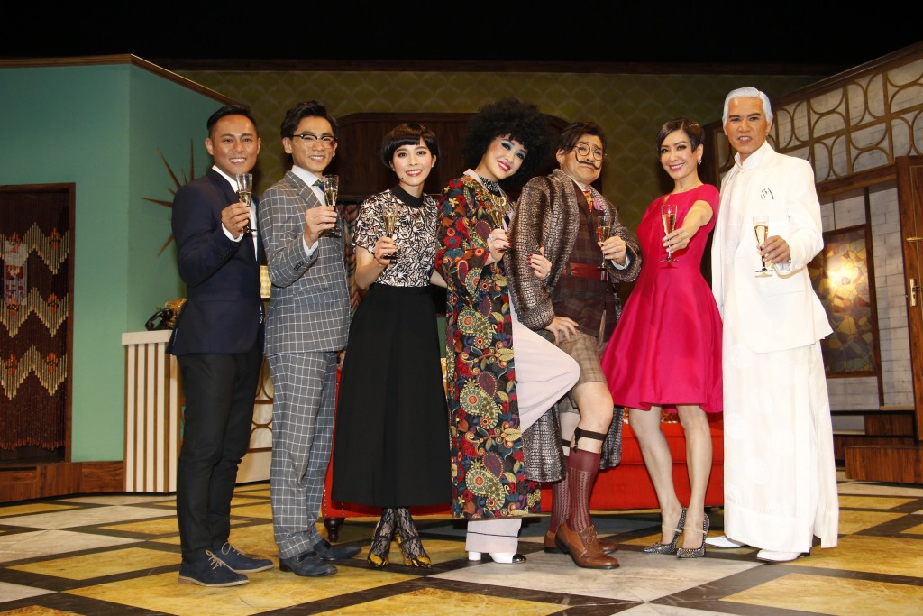 林嘉华(右1)演舞台剧《嬉春酒店2016》以白发示人。