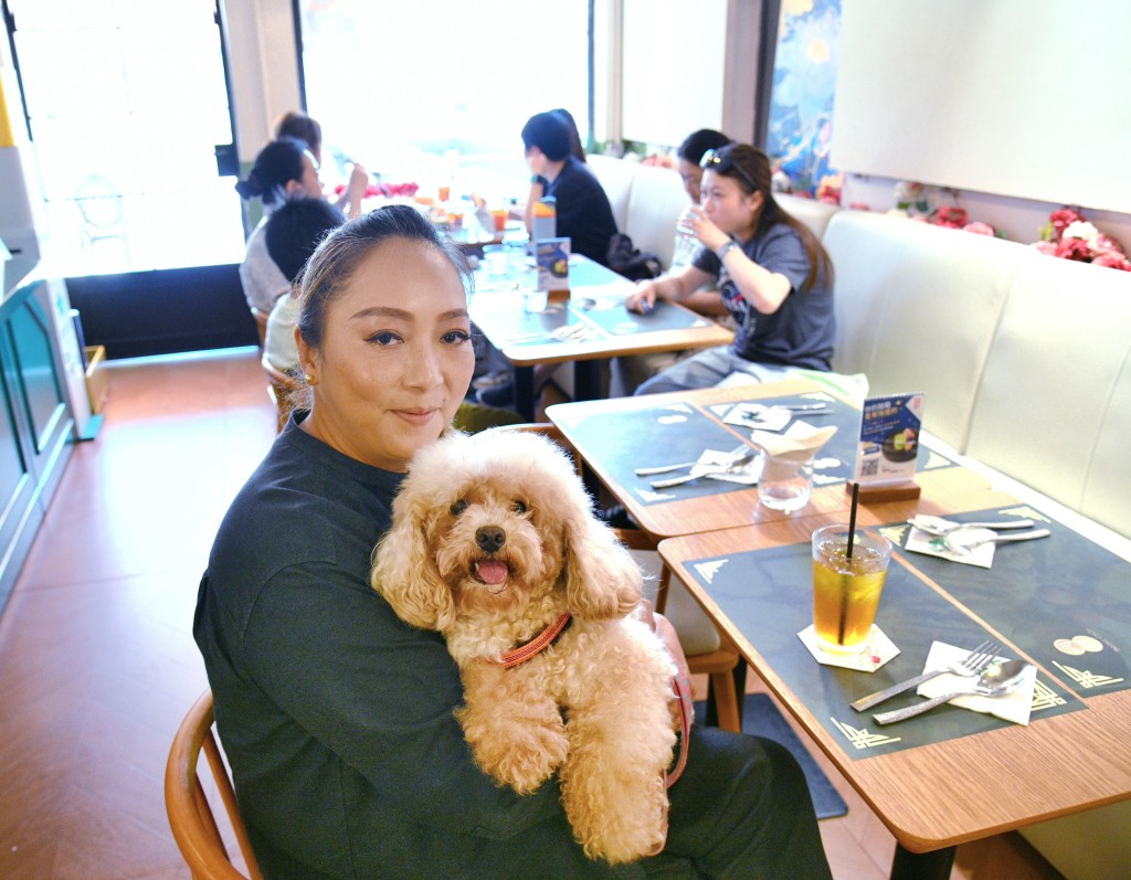 梁女士指，家中收養6隻遭棄養的狗及1隻鸚鵡，在冰室「駐守」的小狗「啫哩」，更是繁殖場中拯救出來。