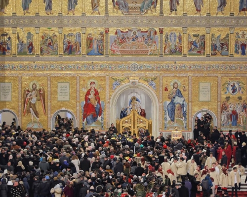 数以万计群众昨日在罗马尼亚首都布加勒斯特参加人民救恩教堂祝福典礼，期间有人与警员爆发冲突。AP