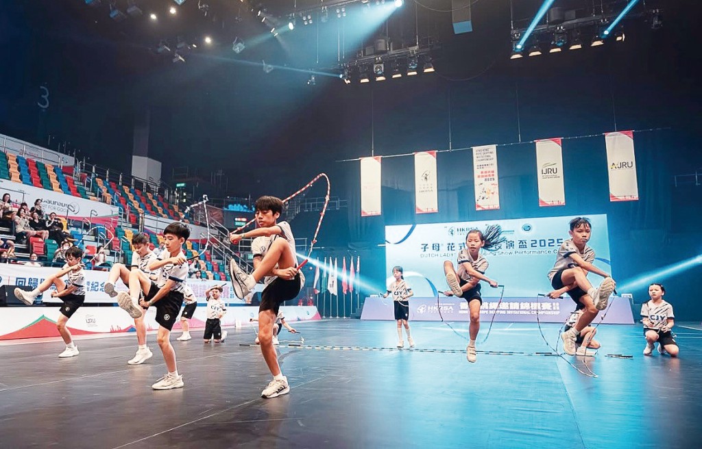 子母®於去年聯乘中國香港跳繩總會舉辦「子母®花式跳繩表演盃」，賽事積極推動社區運動，盼結合牛奶營養與跳繩鍛鍊，提升全港學童及家長的健康意識。