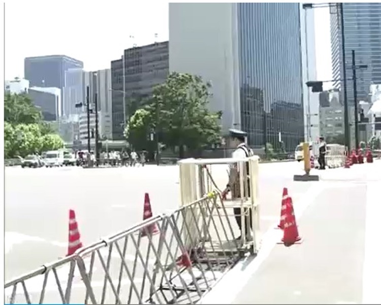 东京都警视厅派出约2万5千警力加强保安。NHK截图