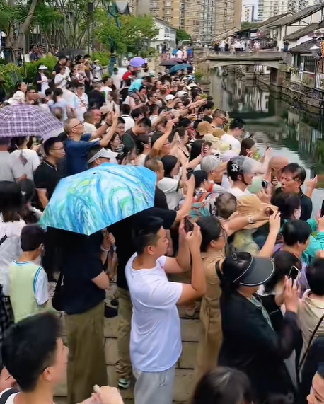浙江紹興近日出現「現實版葫蘆娃與爺爺」，引來網民打卡潮。