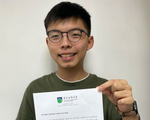 黃之鋒報喜指終於收到來信，確認他已完成社會科學學士（政治及公共行政）的課程。fb圖片