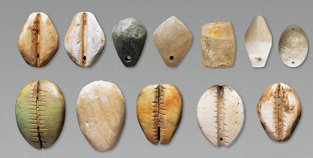 隨著當時商品經濟的發展，天然貝幣漸漸出現了供不應求的局面，故在當時又出現了許多仿製貝幣，有石貝、骨貝、蚌貝、綠松貝等，這類貝幣形體都 較小，其長度約1.2公分~2.4公分。