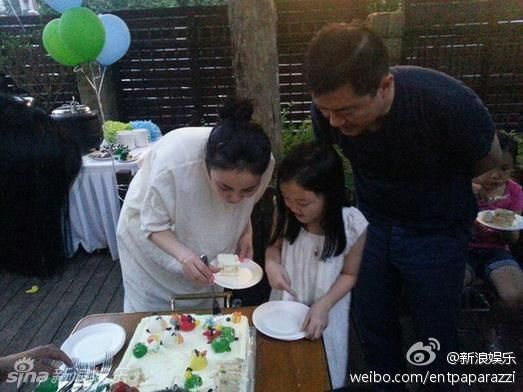 與李亞鵬已離婚的王菲,唔介意喺女兒李嫣生日派對中和前夫聚頭。