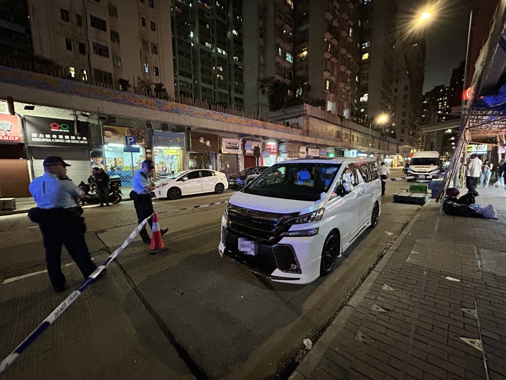 事主將七人車停泊在百好大樓對開。曾志恒攝 事主將七人車停泊在百好大樓對開。曾志恒攝