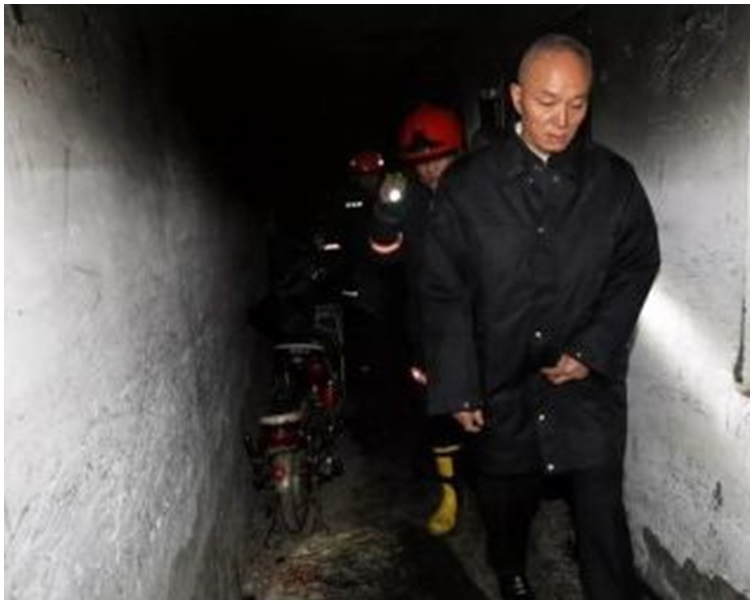 消防車在現場救出多人。網圖