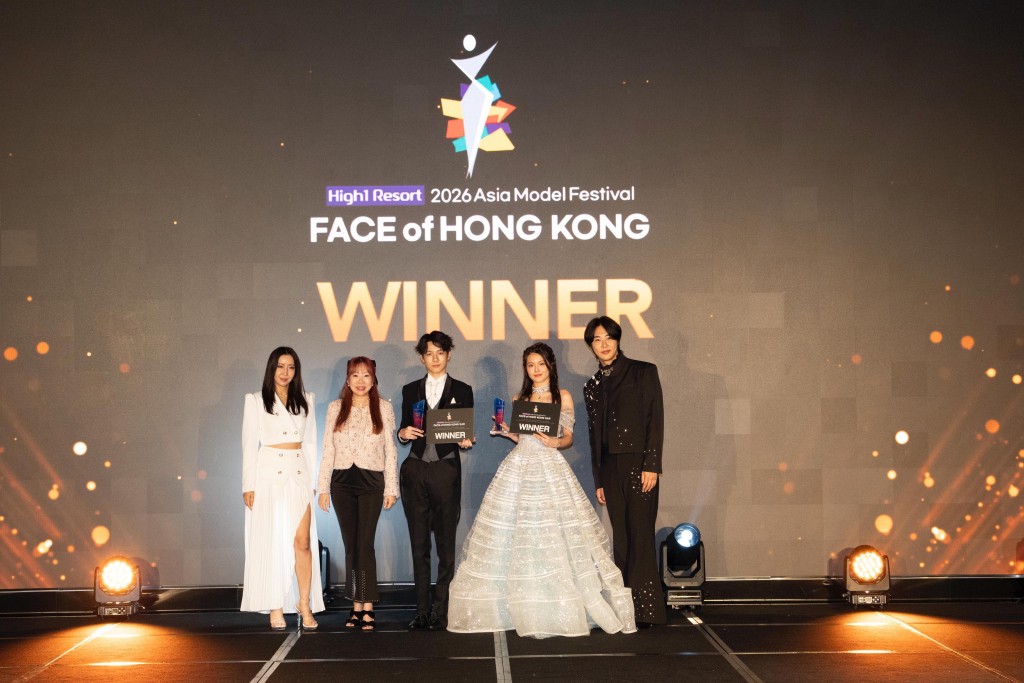 魏子粵(右三)及22歲黃愷晴(右二)奪得「FACE OF HONG KONG」冠軍。 魏子粵(右三)及22歲黃愷晴(右二)奪得「FACE OF HONG KONG」冠軍。