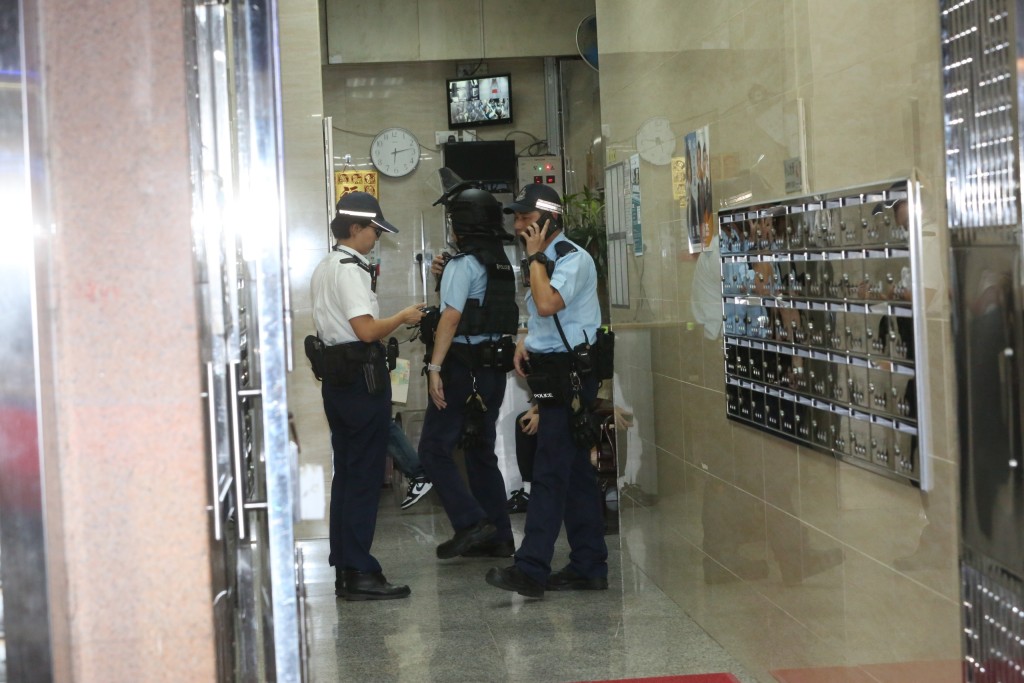大批警員到場調查。 大批警員到場調查。