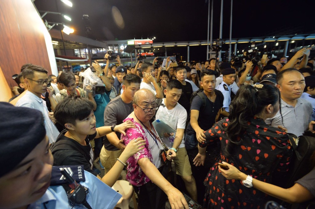 表演者與抗議人士不時對罵,現場一度混亂。黃賢創攝