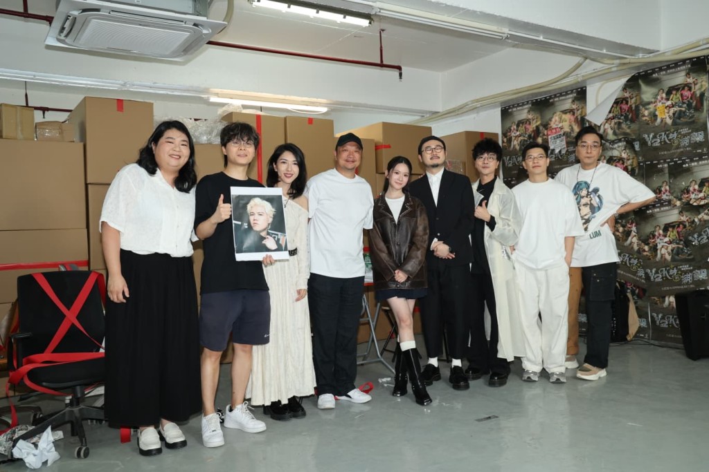 (左起)阿霞與拿著翼Sir玉照的床哥、利君牙、導演鄧偉傑、雲浩影、麥沛東、余迪偉、阿Bu、鄒凱光,宣布舞台劇《Y2K前的綁架》聖誕期間在戲曲中心演出12場。 (左起)阿霞與拿著翼Sir玉照的床哥、利君牙、導演鄧偉傑、雲浩影、麥沛東、余迪偉、阿Bu、鄒凱光,宣布舞台劇《Y2K前的綁架》聖誕期間在戲曲中心演出12場。