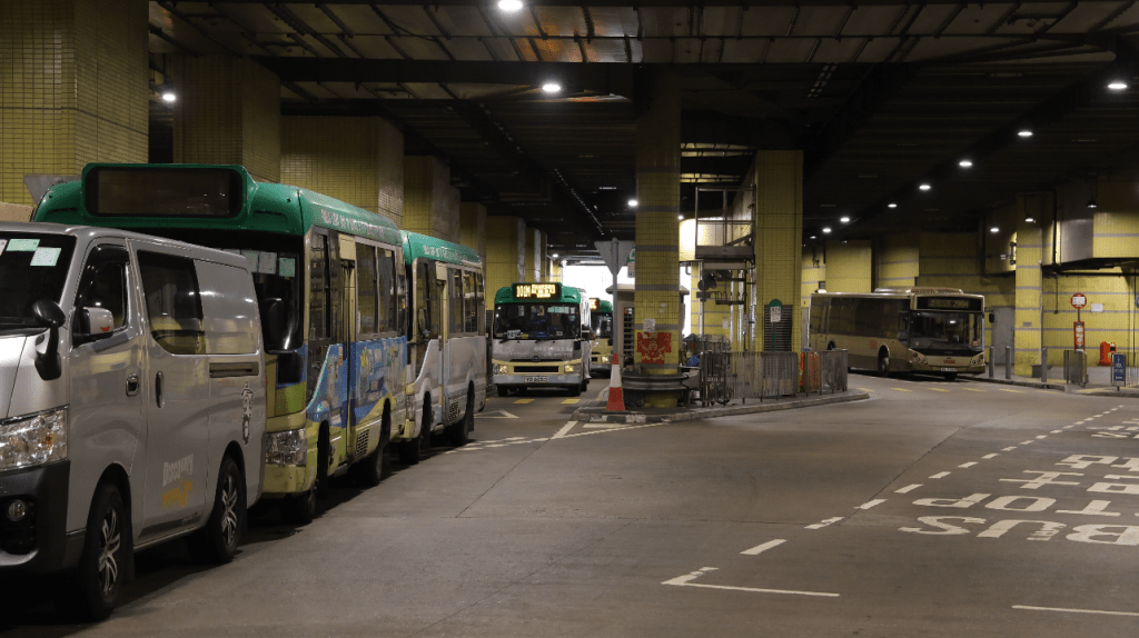 記者在早前交通警放蛇的坑口專線小巴站進行實測。 記者在早前交通警放蛇的坑口專線小巴站進行實測。