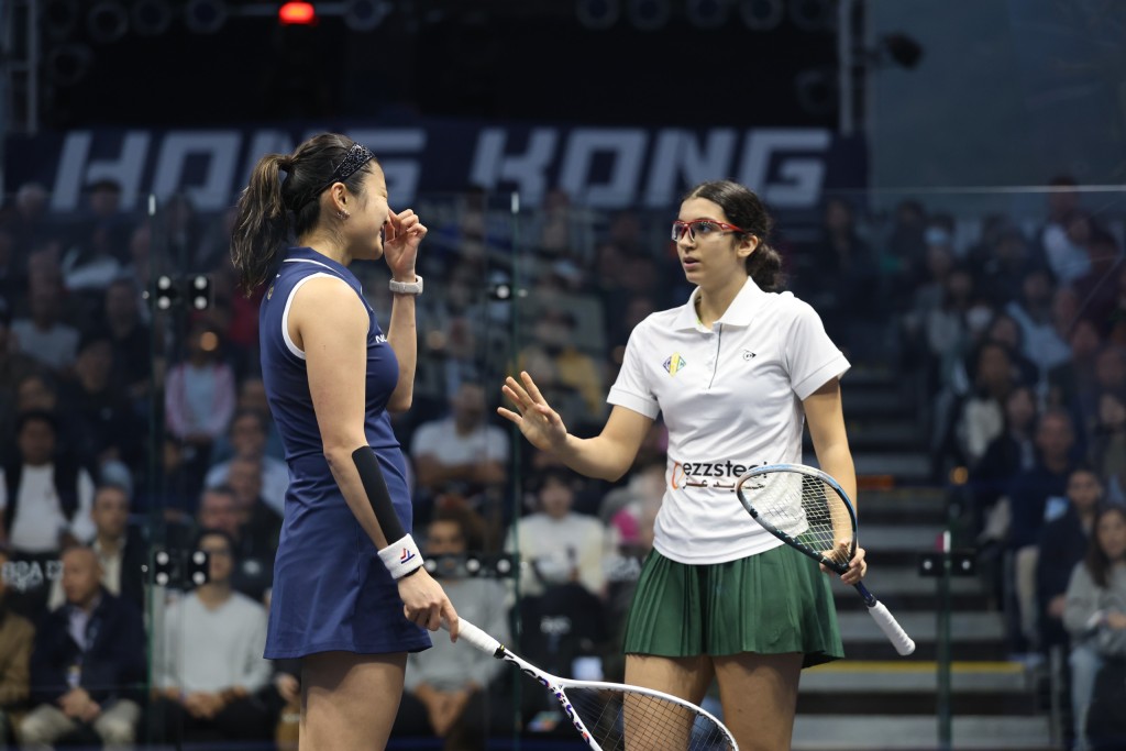 渡邊（左）在比賽途中不慎被Amina Orfi打中鼻樑。徐嘉華攝