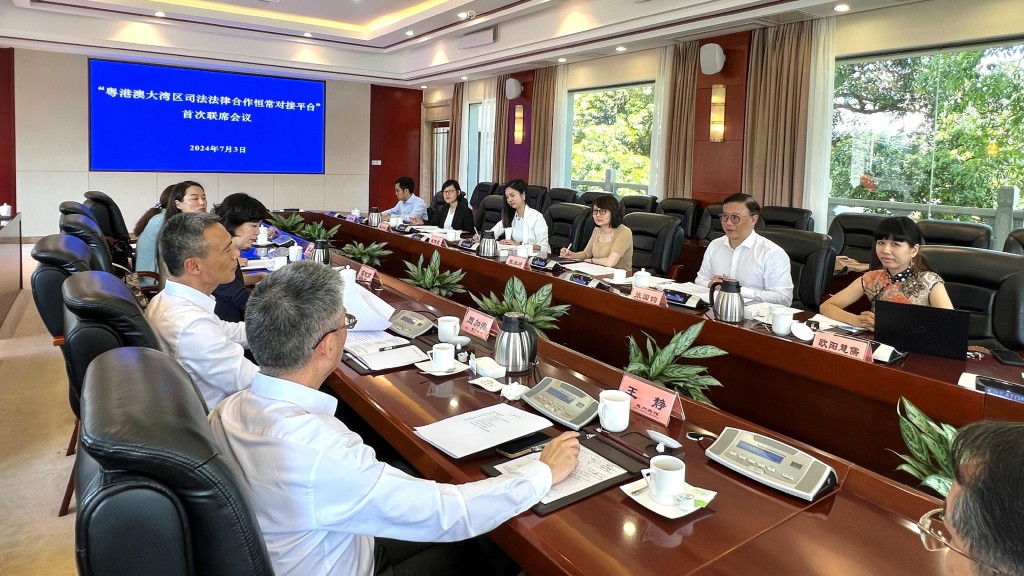律政司與最高人民法院舉行首次高層聯席會議 ,由律政司副司長張國鈞與最高人民法院研究室主任周加海共同主持。政府新聞處
