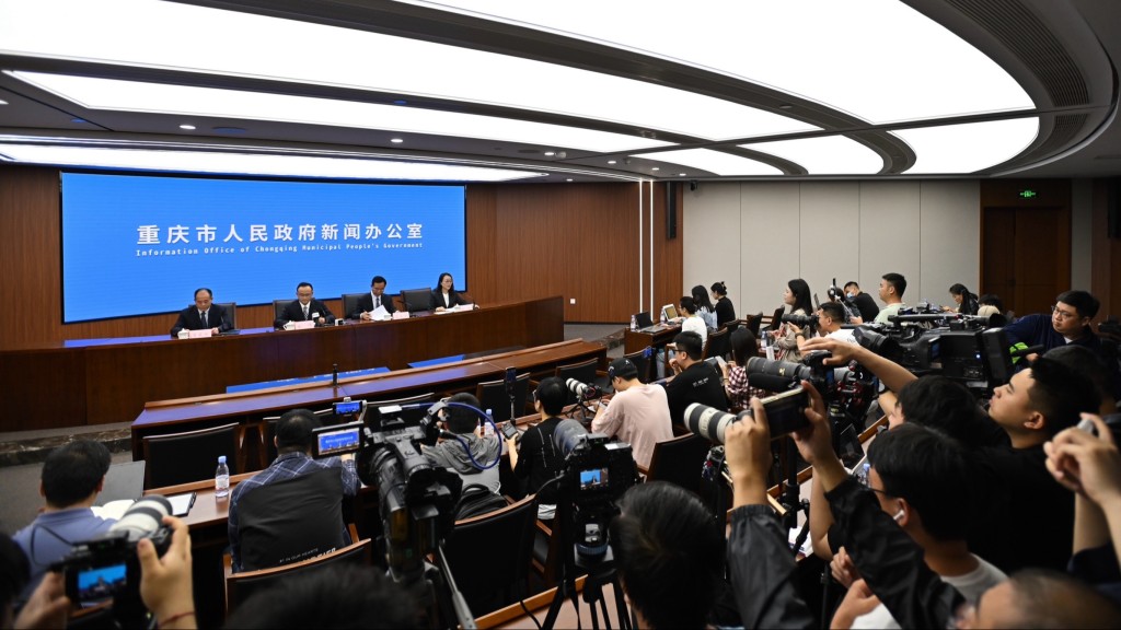 重庆市政府新闻办公室4月19日晚举行新闻发布会，公布重庆燃气集团等企业多计多收燃气费的情况。 中新社