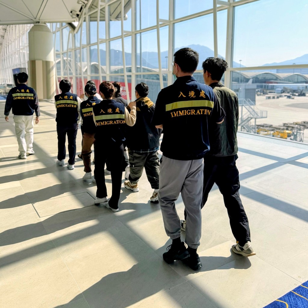 被遣返人士在入境处人员押送下离港。入境处图片