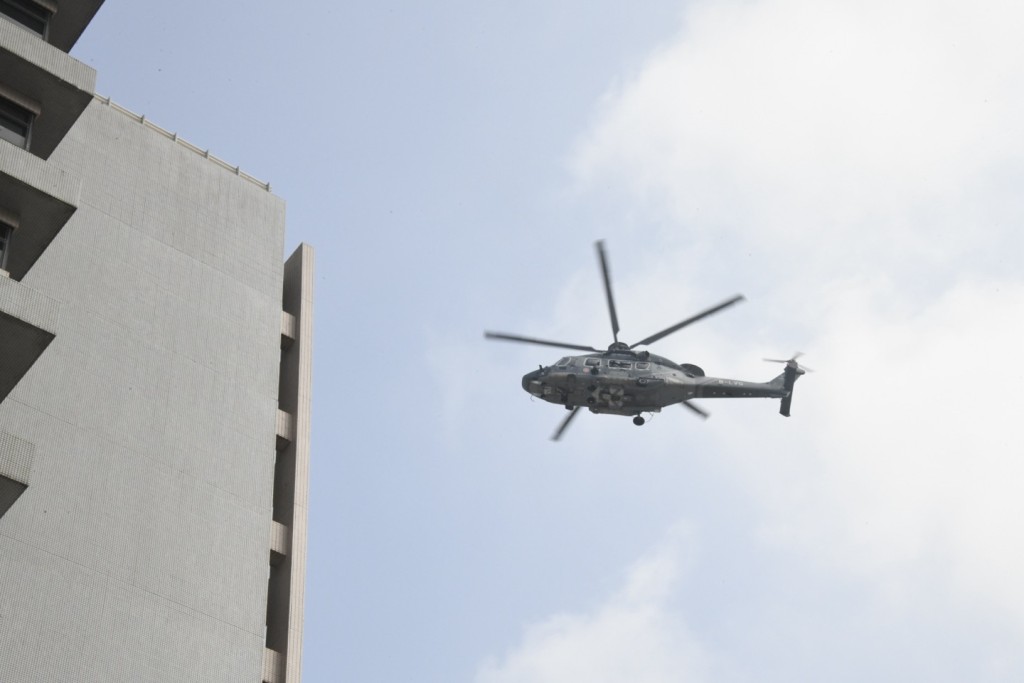 政府飞行服务队派出直升机到场，将男事主送往东区医院抢救。杨伟亨摄