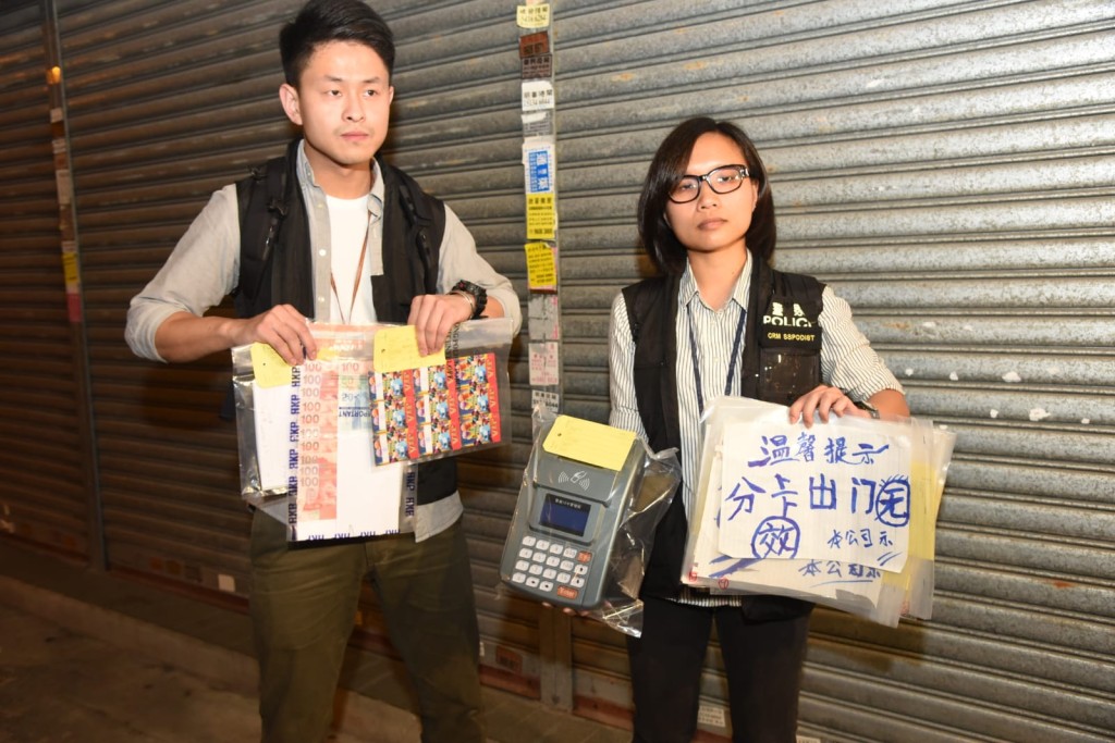警方展示檢獲的證物。