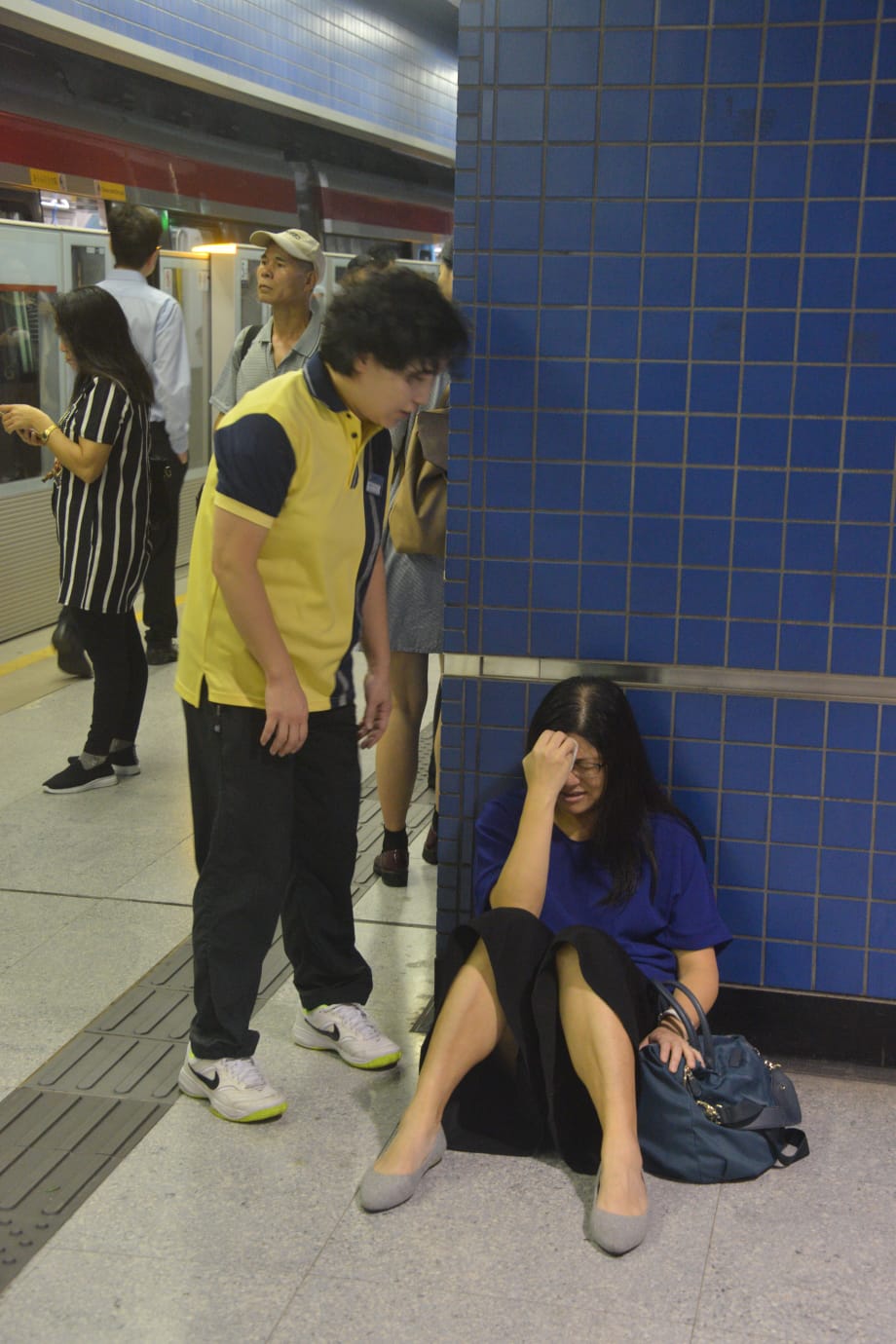 東鐵線列車服務大受影響,有市民等車期間不適。