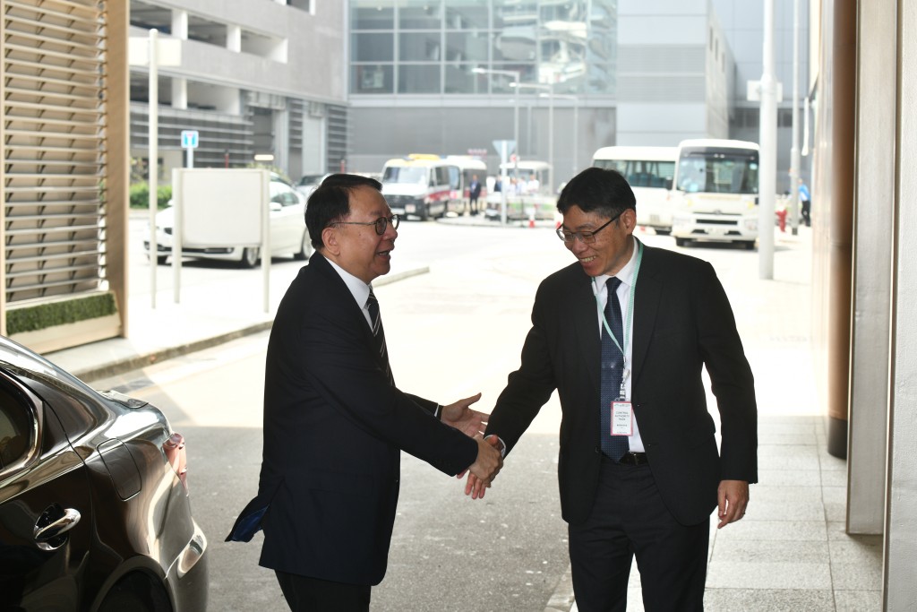 夏宝龙抵港，政务司司长陈国基到机场接送。卢江球摄