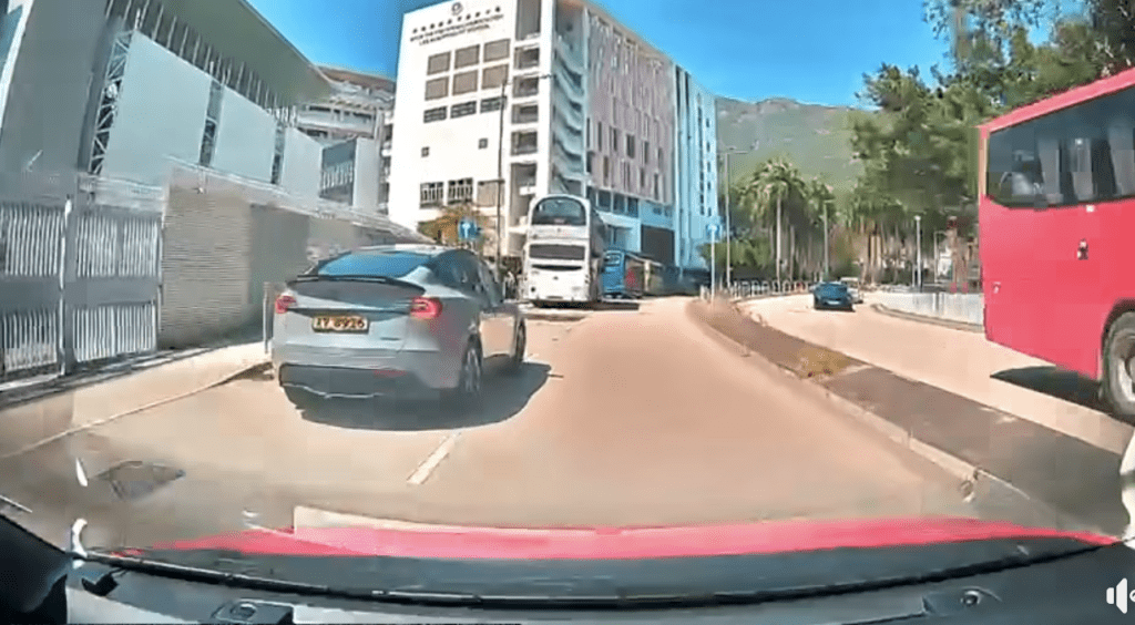 從流傳的「車Cam」影片可見，Tesla超車過程中懷疑受阻，司機在猶豫是否強行出線之際，車速未有減慢，最終「眼白白」直撞向巴士車尾。fb「車cam L（香港群組）」(下同) 