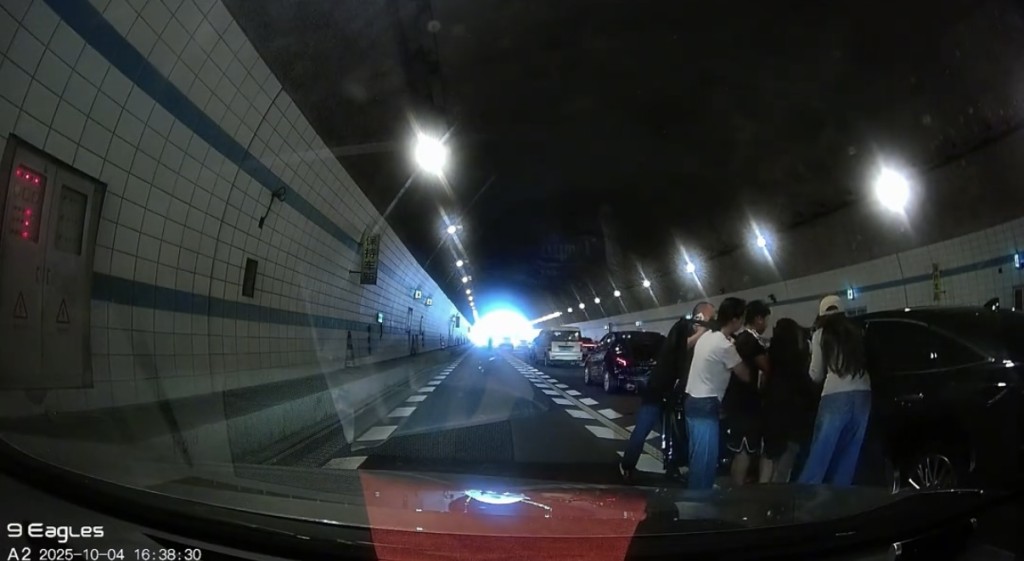 10歲男孩為救車內昏迷的母親，跪地攔車求救。抖音@不是妞妞的妞兒