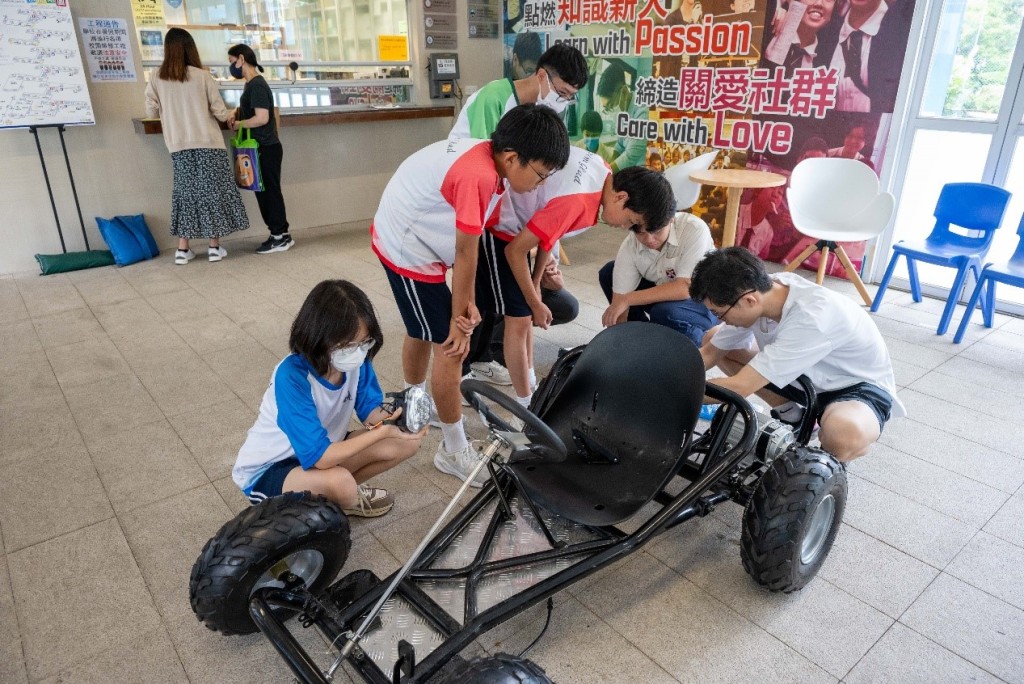 老師早年引入遙控車及卡丁車課程，並鼓勵學生親自設計和組裝，最後更可親自駕駛享受箇中樂趣。