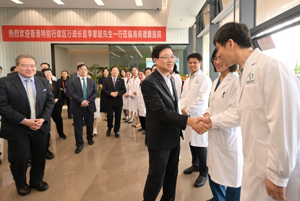 李家超到访博鳌乐城国际医疗旅游先行区。政府新闻处图片