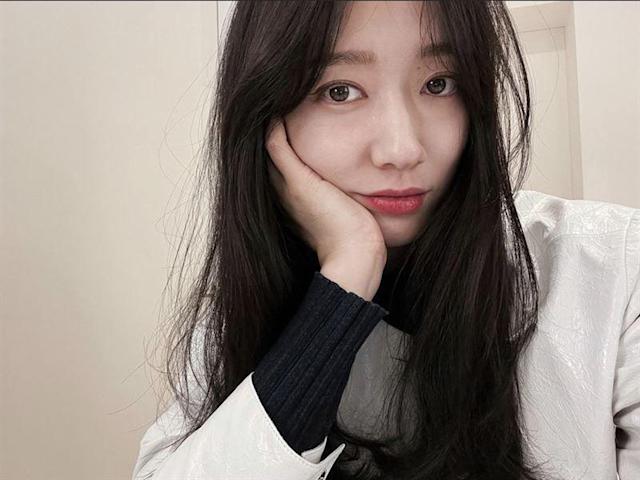 朴信惠晒自拍照,不過唔見下半身,唔知佢見肚未。