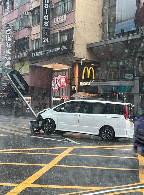 事发时下大雨。fb马路的事 (即时交通资讯台)Bosco Chu图片