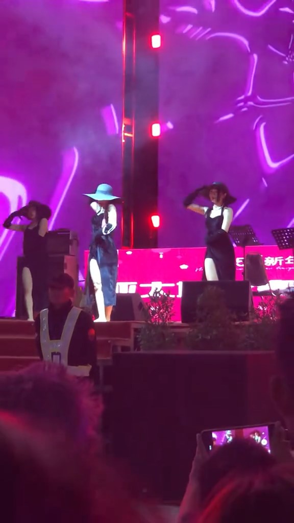 台上有穿上貼身裙女子在音樂扭腰跳舞。