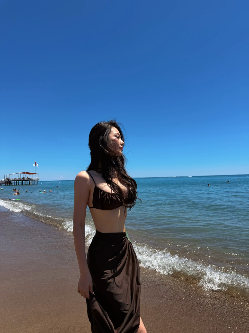 在陽光與海灘下,盡情伸展,展現完美S曲線。 在陽光與海灘下,盡情伸展,展現完美S曲線。